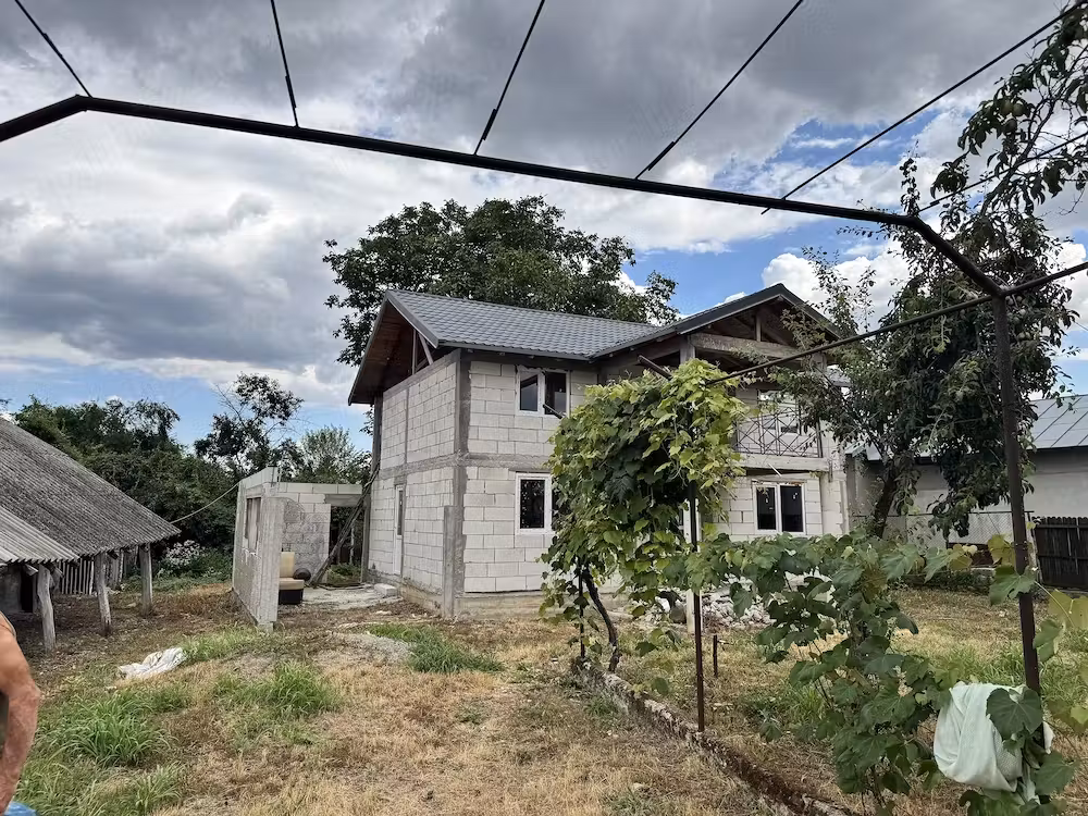 Casa noua + casa veche + teren
