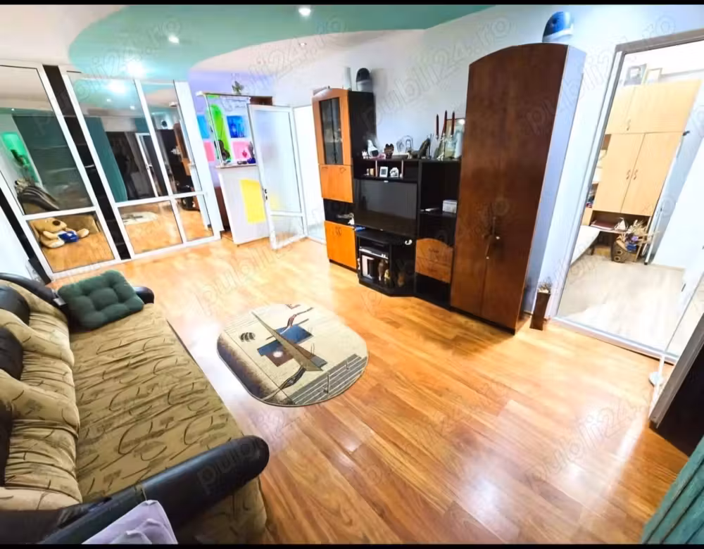 Vand apartament semidecomandat