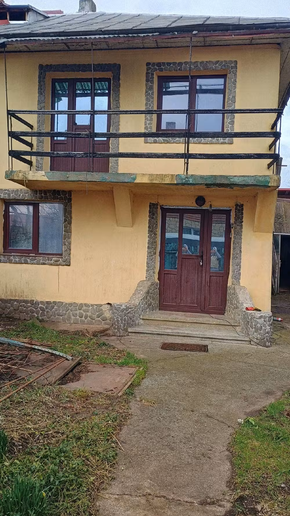 Casă spațioasă cu teren inclus ideal pentru construcții de 1335 m  zona Săvinești Neamț