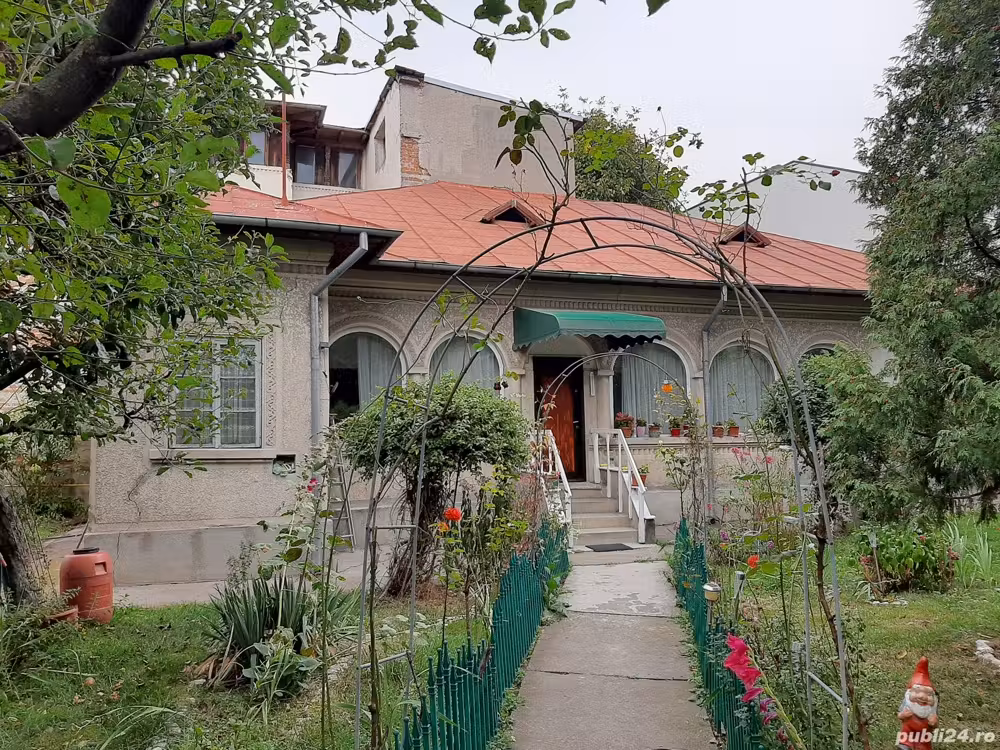 Vând casă cu teren, Câmpulung-Muscel, central, vizavi de piață, 140.000