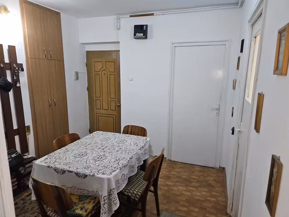 Vand apartament cu 2 camere.
