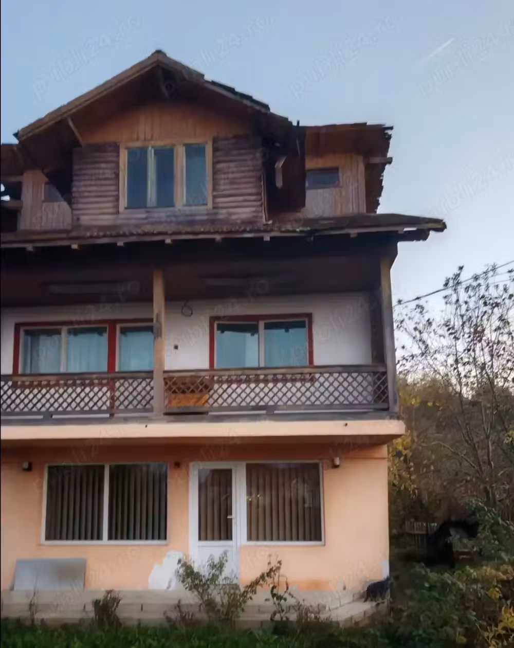 Vând casă cu etaj in localitatea Lăpușnic