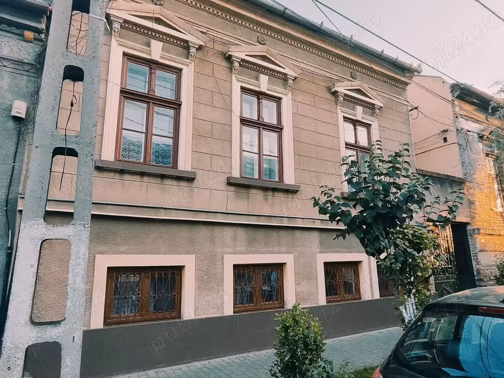 Vând casă în zona centrală