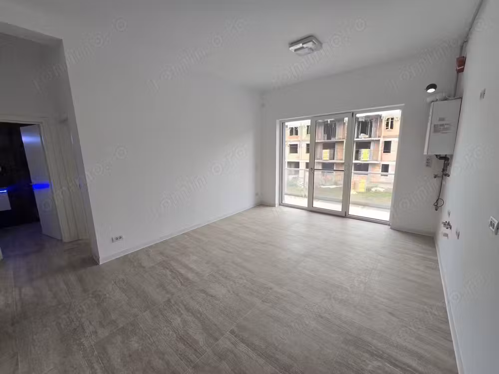 Langa Profi. Etaj intermediar. La asfalt.