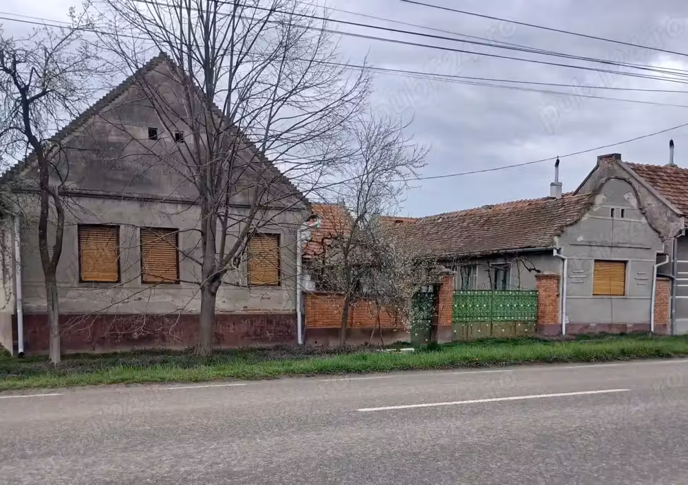 Casa si gradina de vanzare in Hitias la strada principala