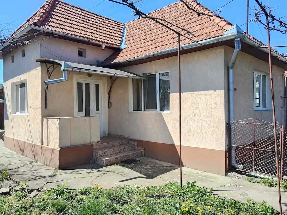 Vând casă cu gradina