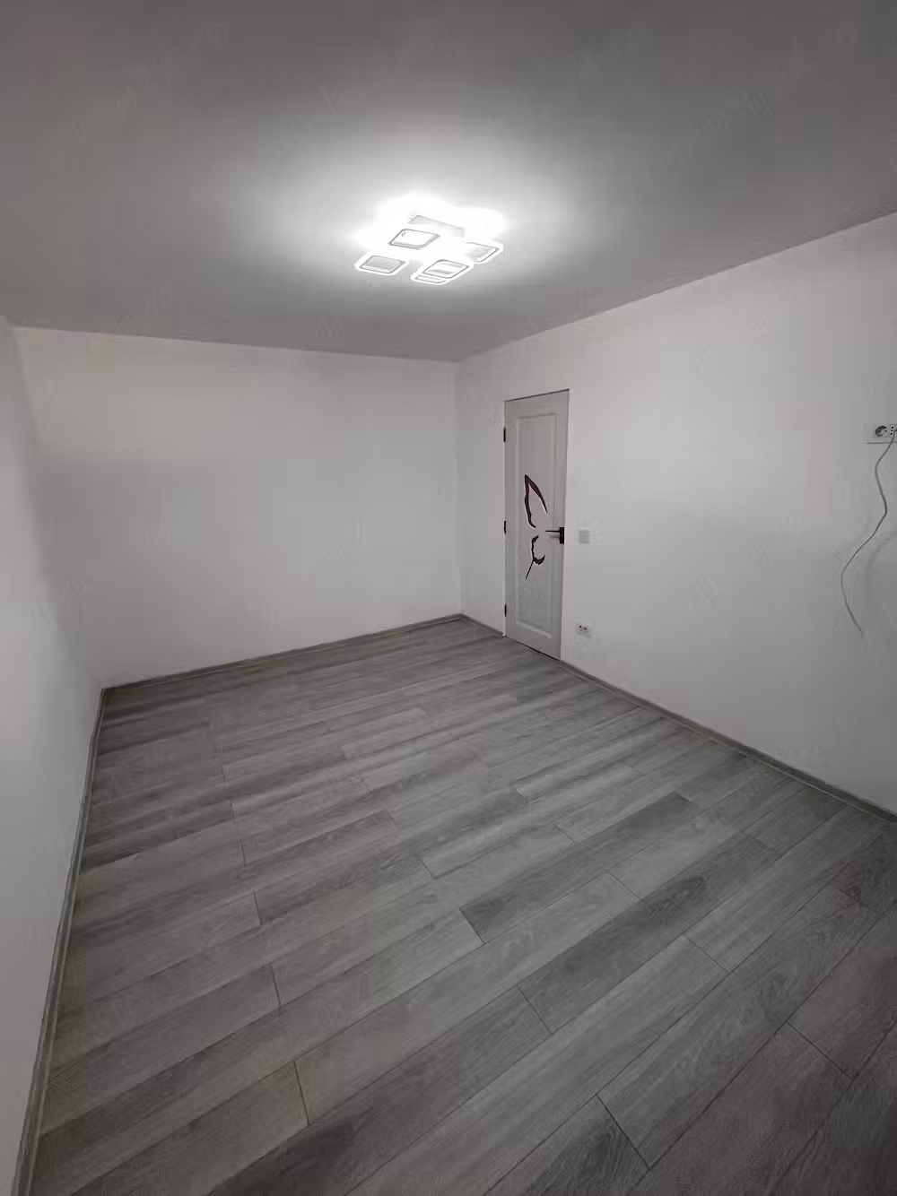 Apartament o camera decomandat 27 mp parter zona Confectii