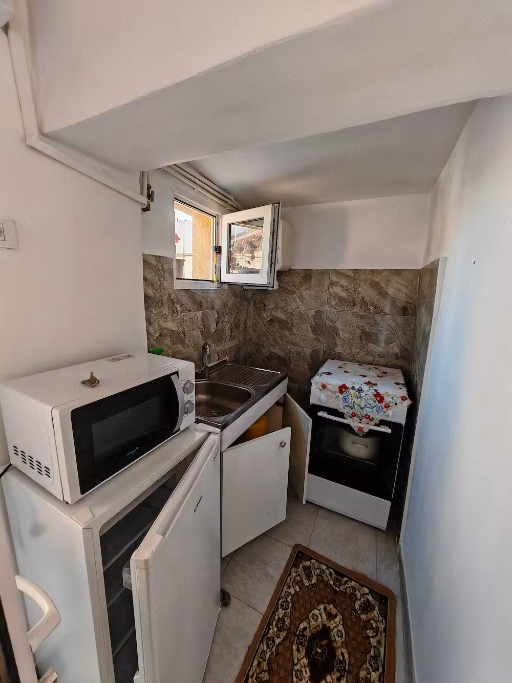 Proprietar Garsonieră 28mp, renovată, zonă Coiciu (central), liniștită 350 lună (tot inclus)