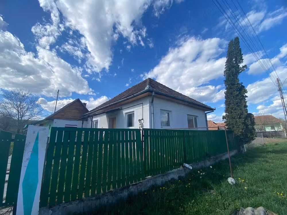 Vând casă cu teren spațios