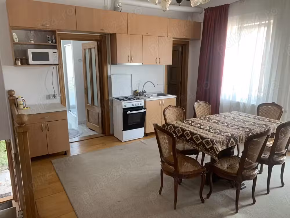 Proprietar, inchiriez apartament cu 3 camere, 2 bai, etaj I vila, str. Victor Hugo 31