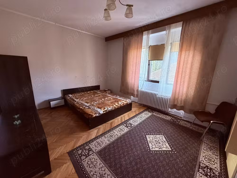 Ofer o camera mare 20mp spre inchiriere in  zona Lipovei