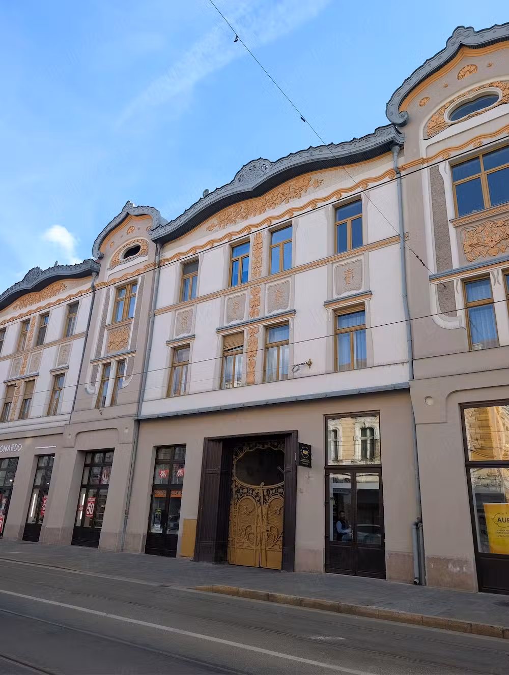 Vand apartament central cu 3 camere pe Str. Independenței