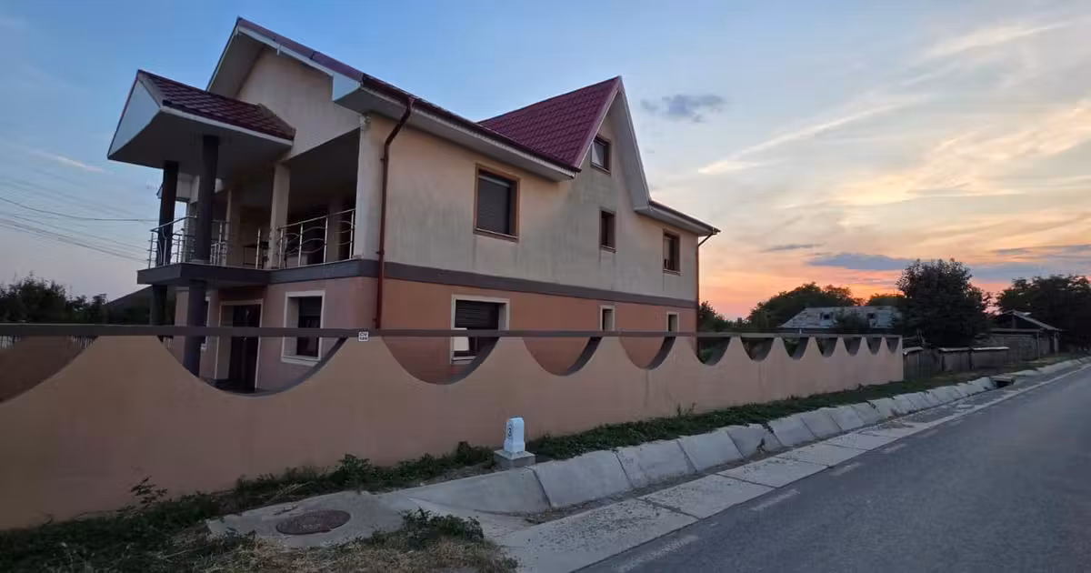Casă individuală de vânzare cu 6 camere în Prăjești (Traian)