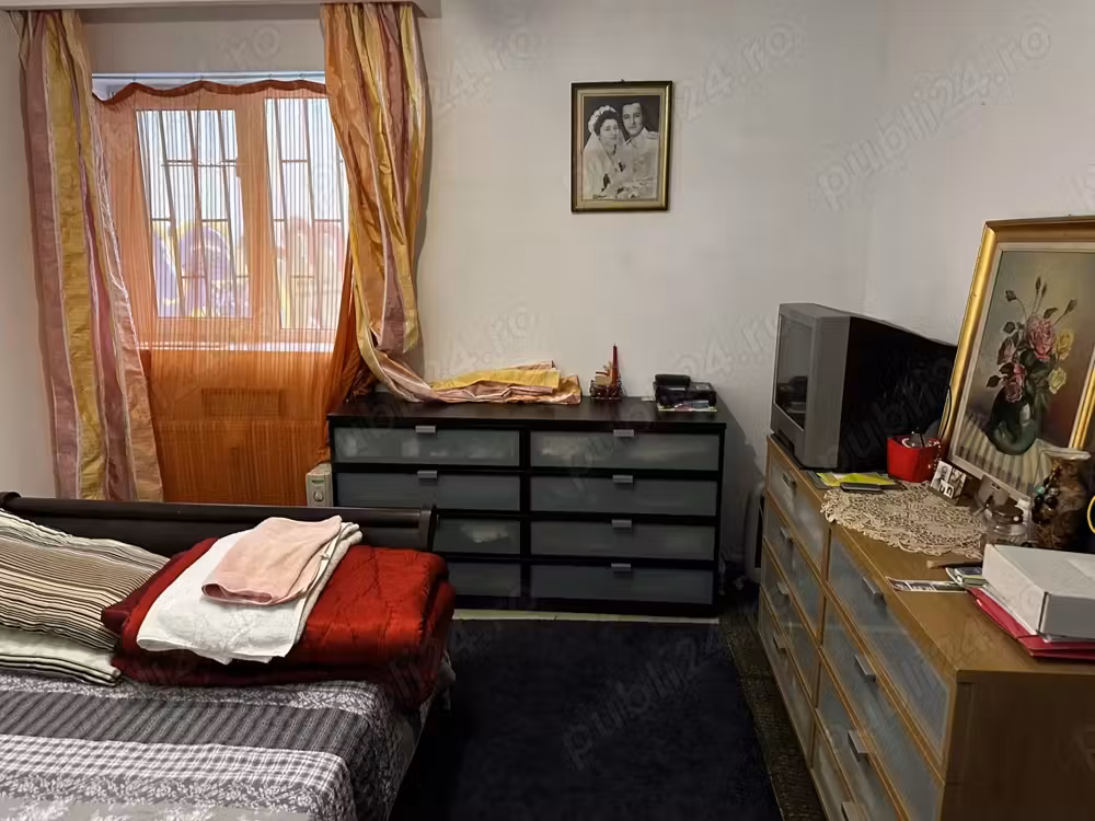 P-ta Victoriei-de inchiriat apt 2 camere parter vedere@curte cu pomi posib de parcare langa bloc!