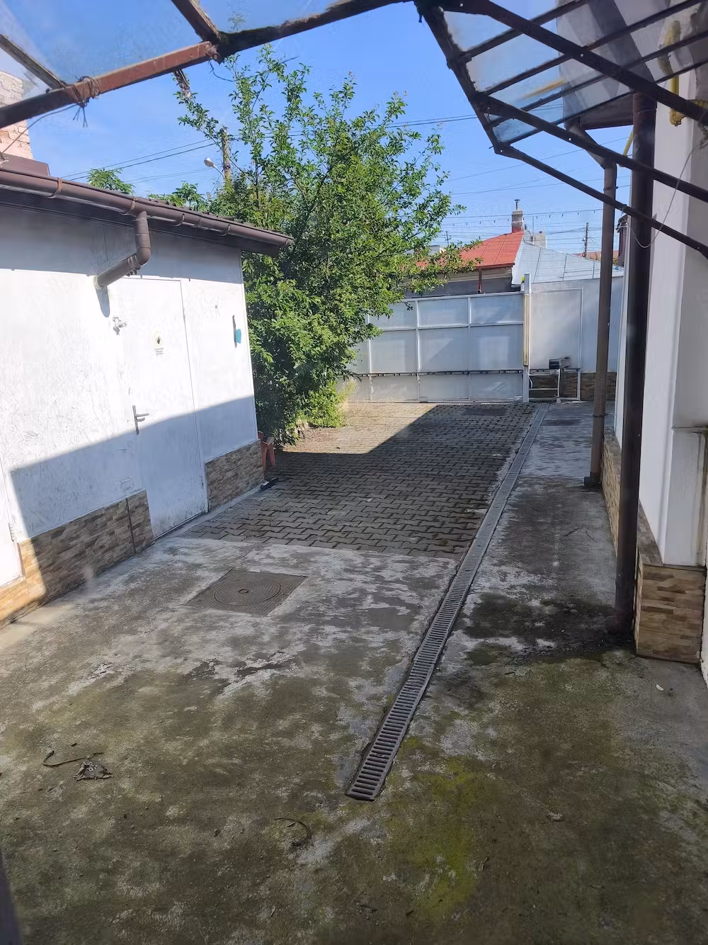 Casa locuibila imediat, centrala gaz, teren si curte proprie   zona buna - birou