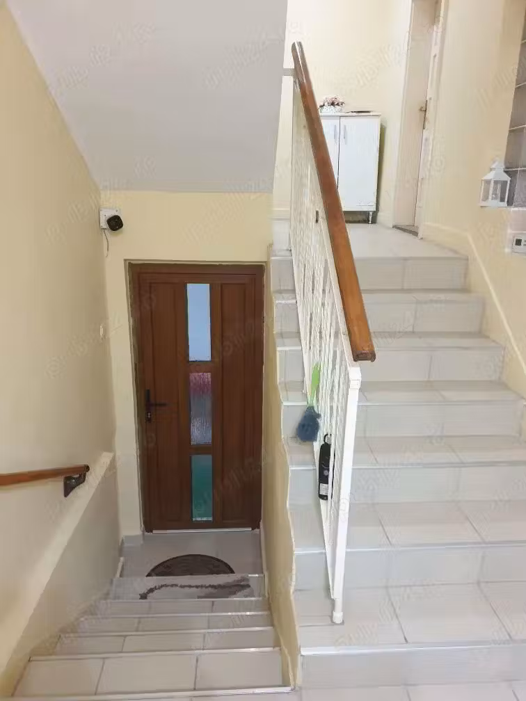 De vanzare apartament pe doua niveluri cu curte proprie