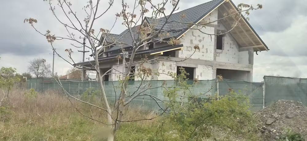 Vand casa la rosu