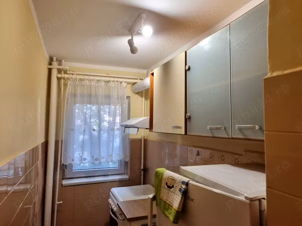 Inchiriez apartament 3 camere semidecomandat in Calea Sagului