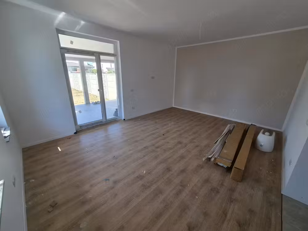 Teren Generos. Zona excelenta. 4 Camere. Bucatarie Inchisa si camara