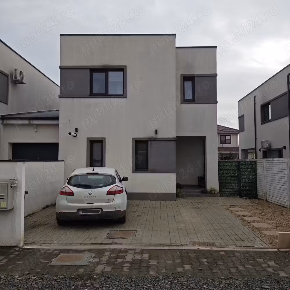 Proprietar vand duplex unit prin garaj