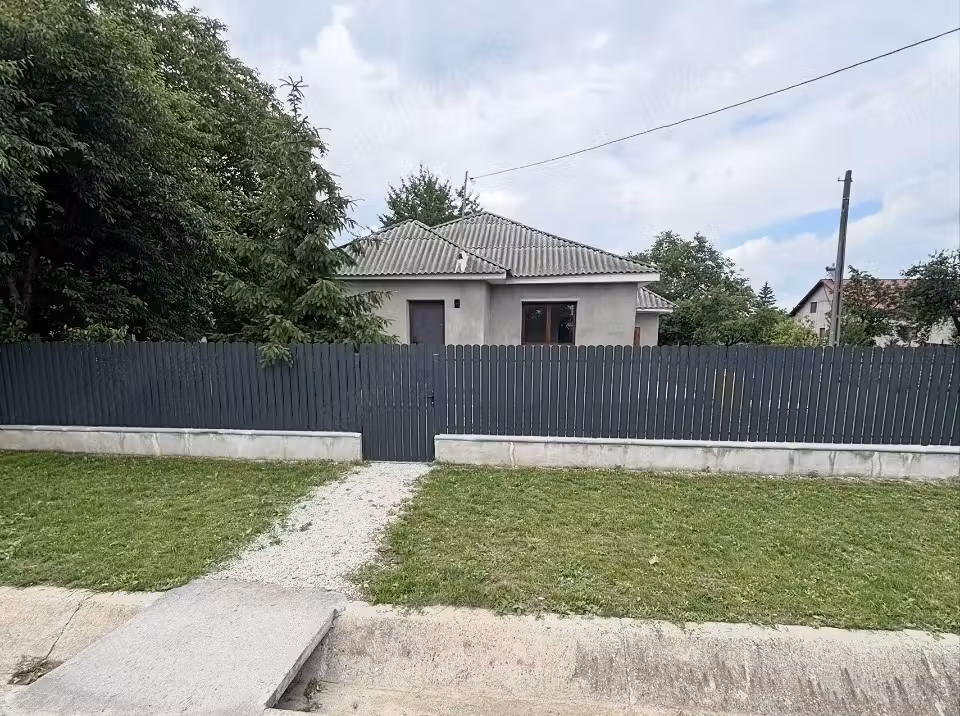 Casa in com.Racaciuni langa E85 Suprafata 1250m2