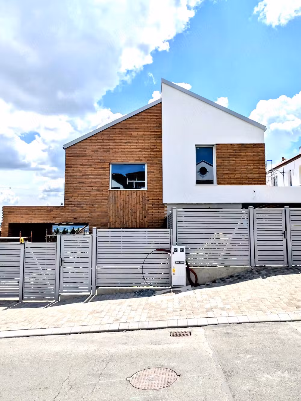 Casă P+E, construită NZEB PLUS 136 mp utili + garaj cartierul Voroneț vis a vis cu Parcul Tineretulu