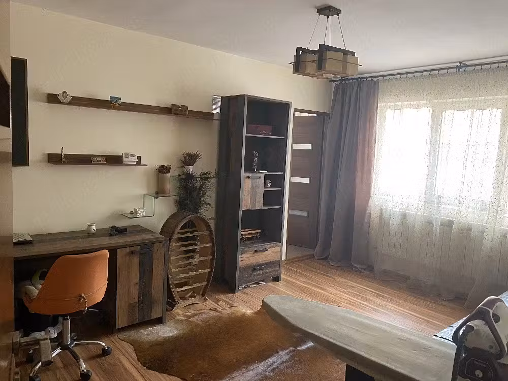 Se închiriază apartament 3 camere, zona PECO, loc de parcare inclus