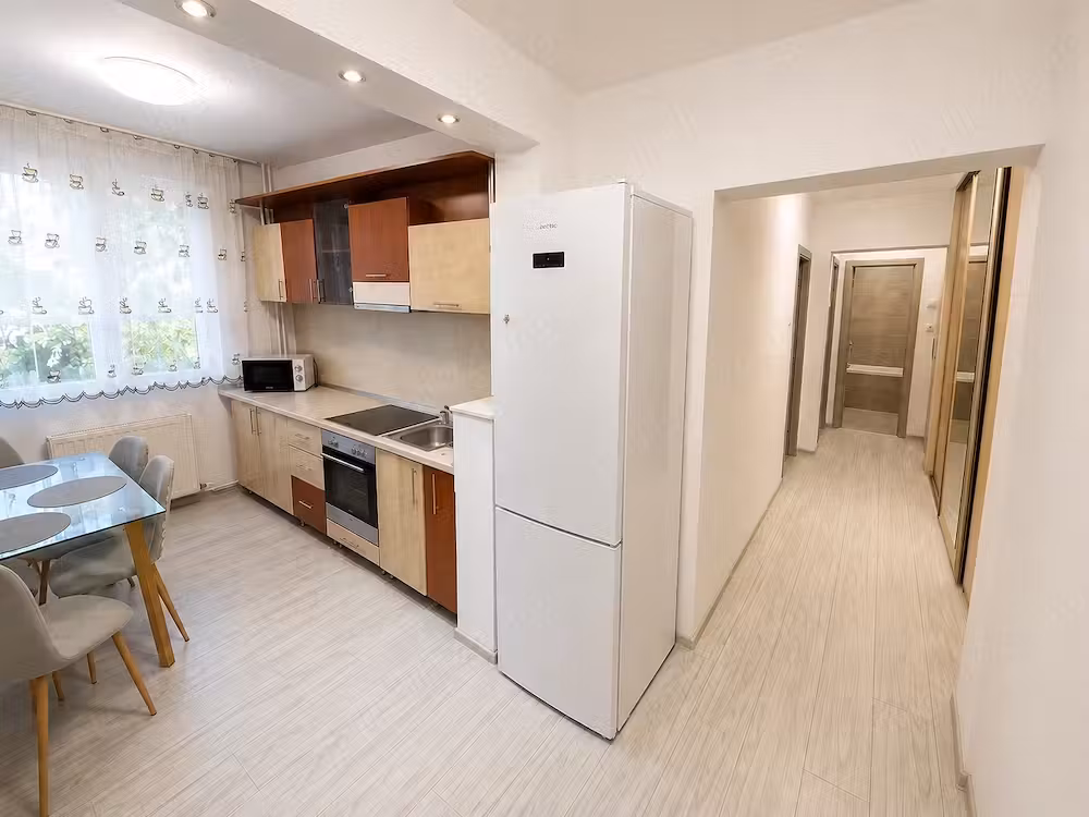 Se închiriază apartament cu 2 camere, decomandat,având o suprafață utilă de 52 mp,situat la etajul 3