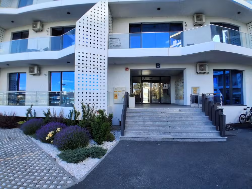 Apartament modern , cu priveliște superbă la lacul Sutghiol, locație central zona exclusivista