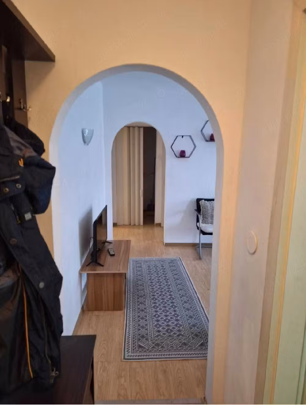 Inchiriez apartament cu 3 camere