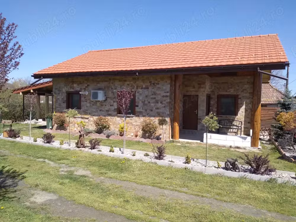 Vand casa in Mihaesti, jud Valcea, 12 km de Rm Valcea, 500 m de magazin, 100 m statie autobuz