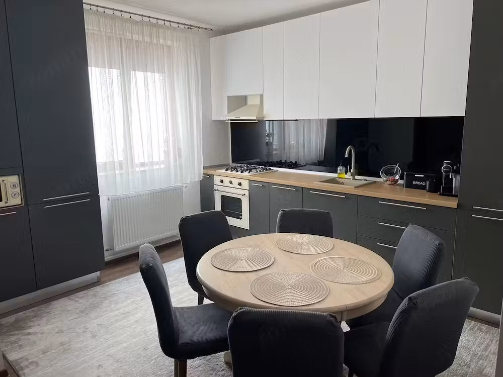 Apartament elegant la casă | 2 dormitoare + living open space | curte proprie