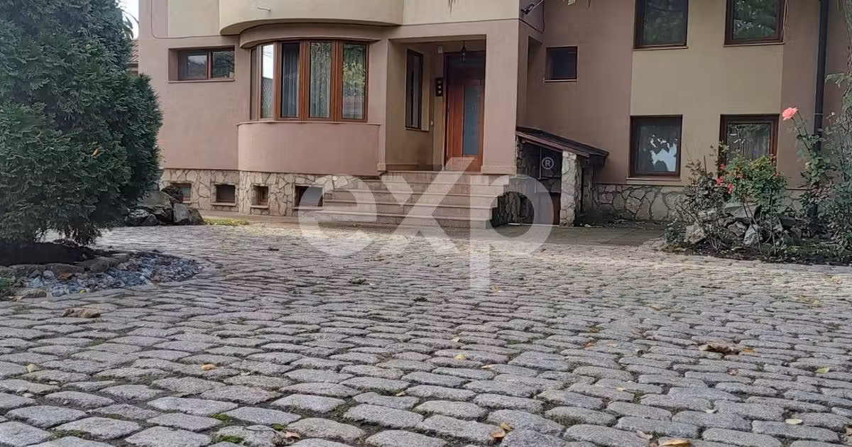 Casă individuală de vânzare cu 9 camere, mobilată în Breazu