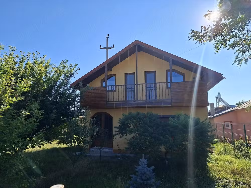 Casa cu etaj de vinzare