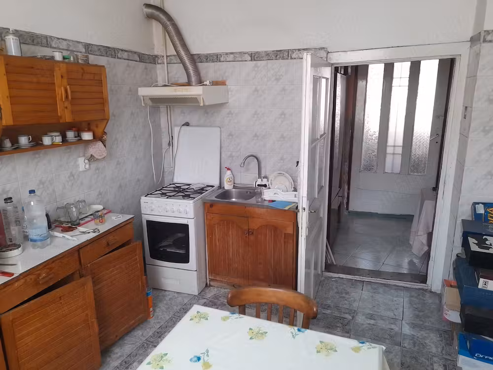 Vând apartament la casă ( curte comună) în Centru.