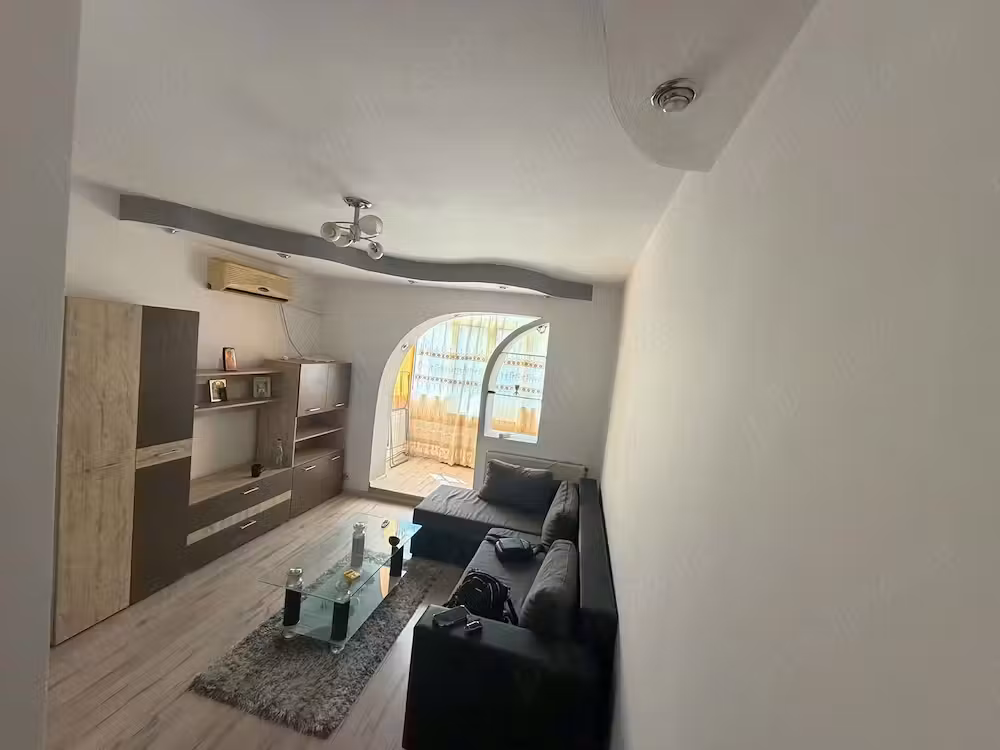 Ofer spre închiriere apartament cu două camere