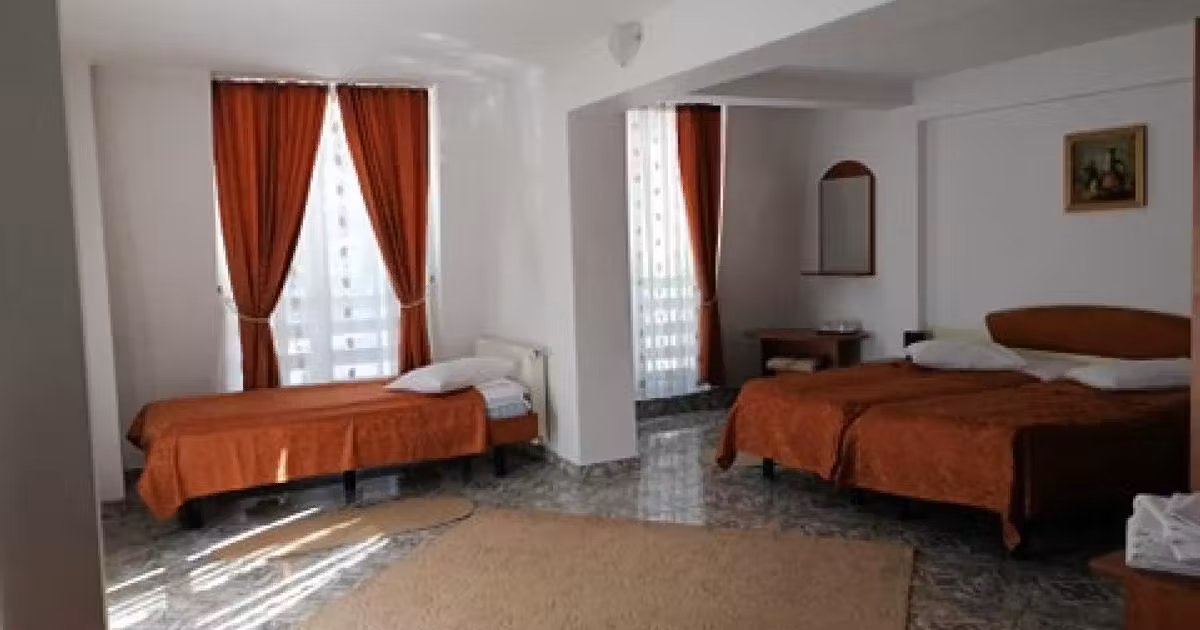Casă individuală de vânzare cu 18 camere în Abrud