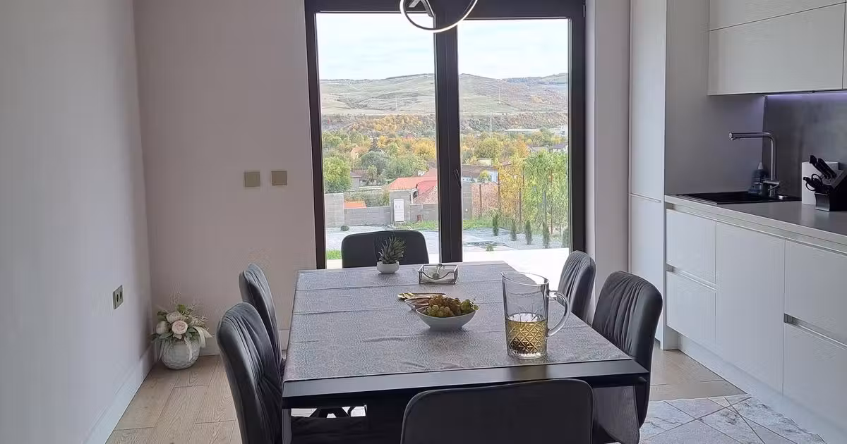 Casă de vânzare cu 3 camere, mobilată în zona Central, Bistrița