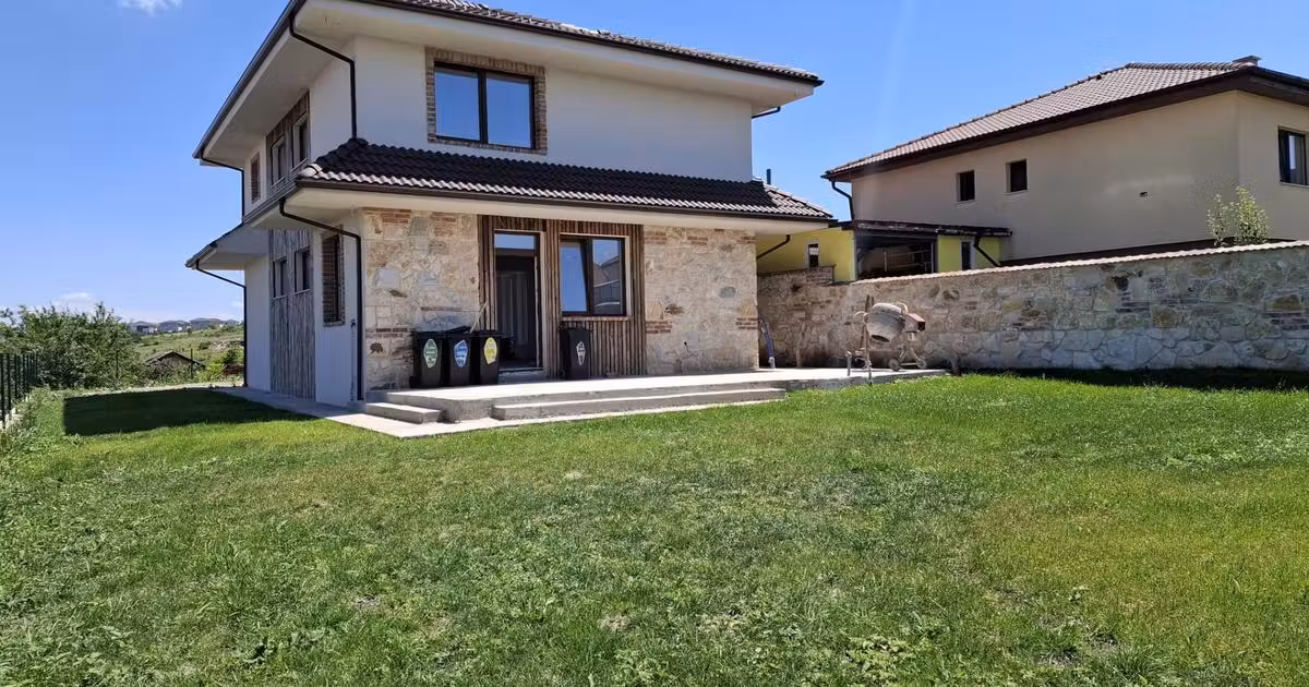 Casă individuală de vânzare cu 4 camere în Dezmir