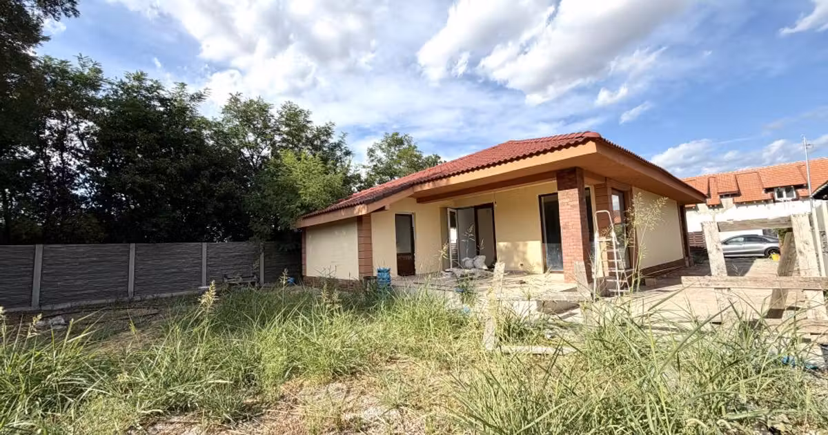 Casă individuală de vânzare cu 3 camere în Sânmihaiu Român