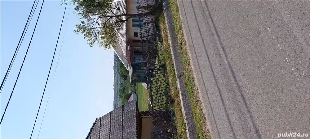 Vindem casa la tara