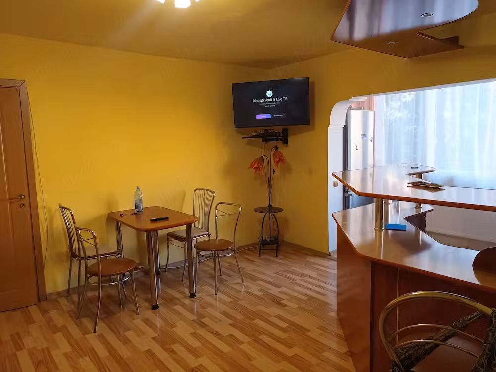 2 Dormitoare decomandate + Living, Rovine, zona Pizza Ibiza