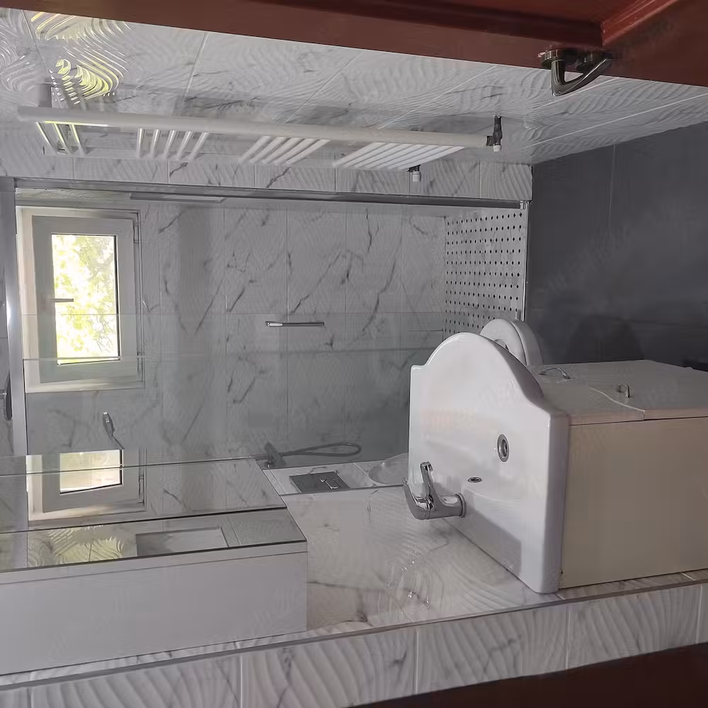Închiriez apartament cu 2 camere