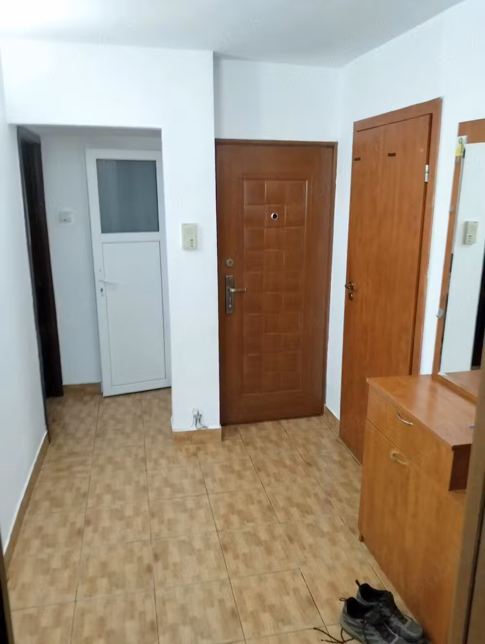 Închiriere apartament cu trei camere
