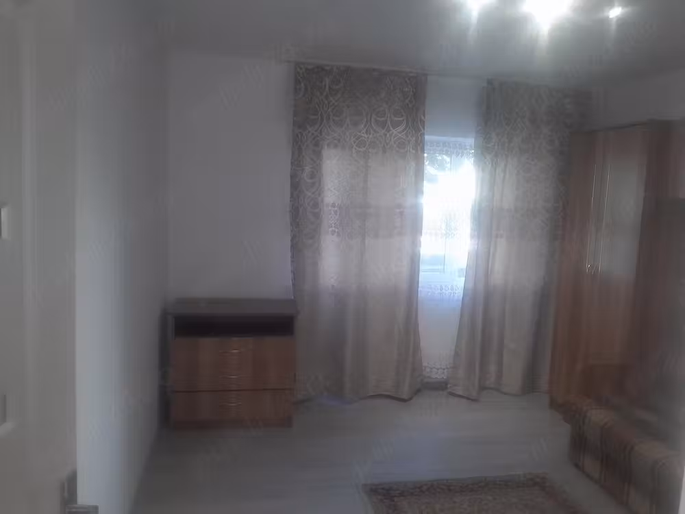 Închiriez garsoniera parter milcovului