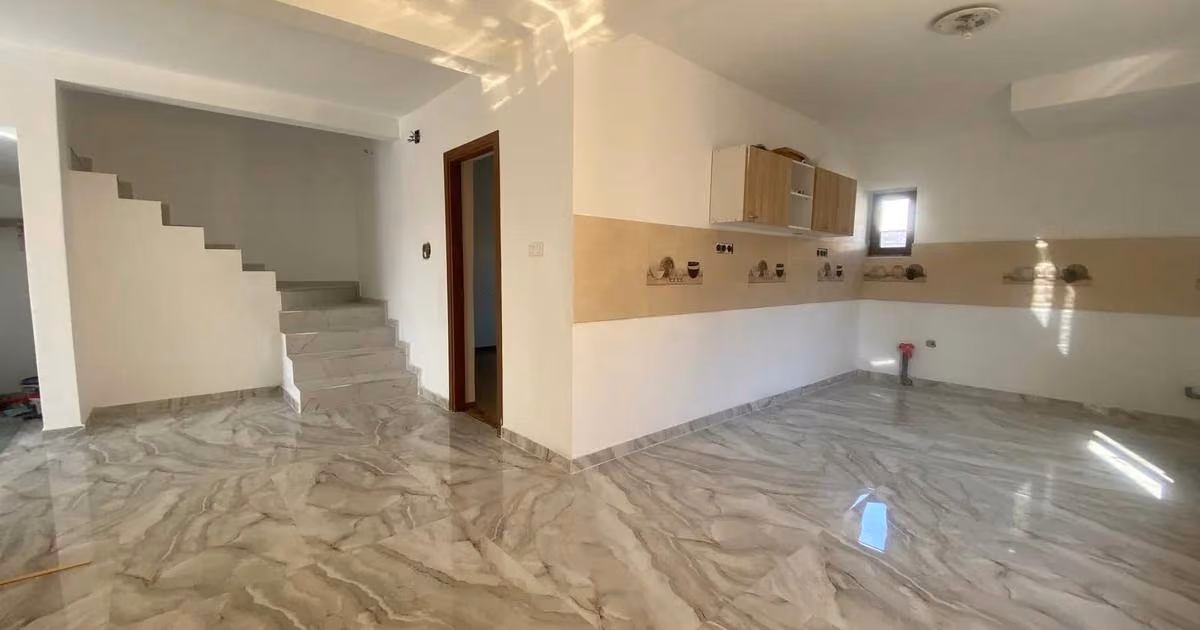 Casă de vânzare cu 5 camere în Valu lui Traian