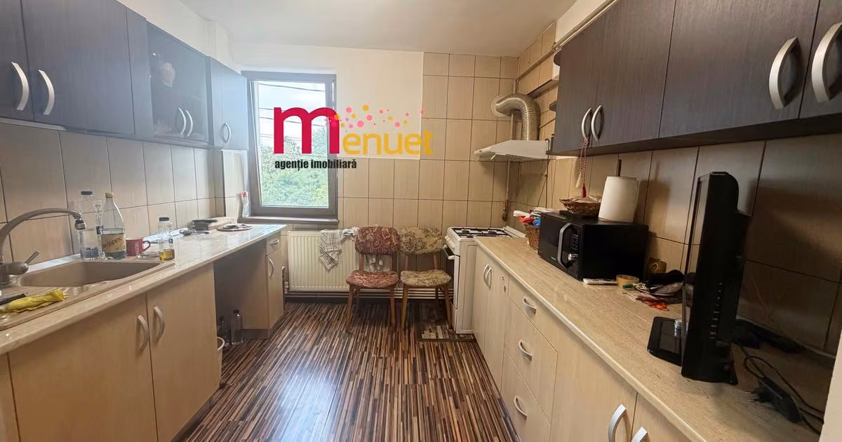 Apartament de vânzare cu 3 camere în zona Central, Tulcea