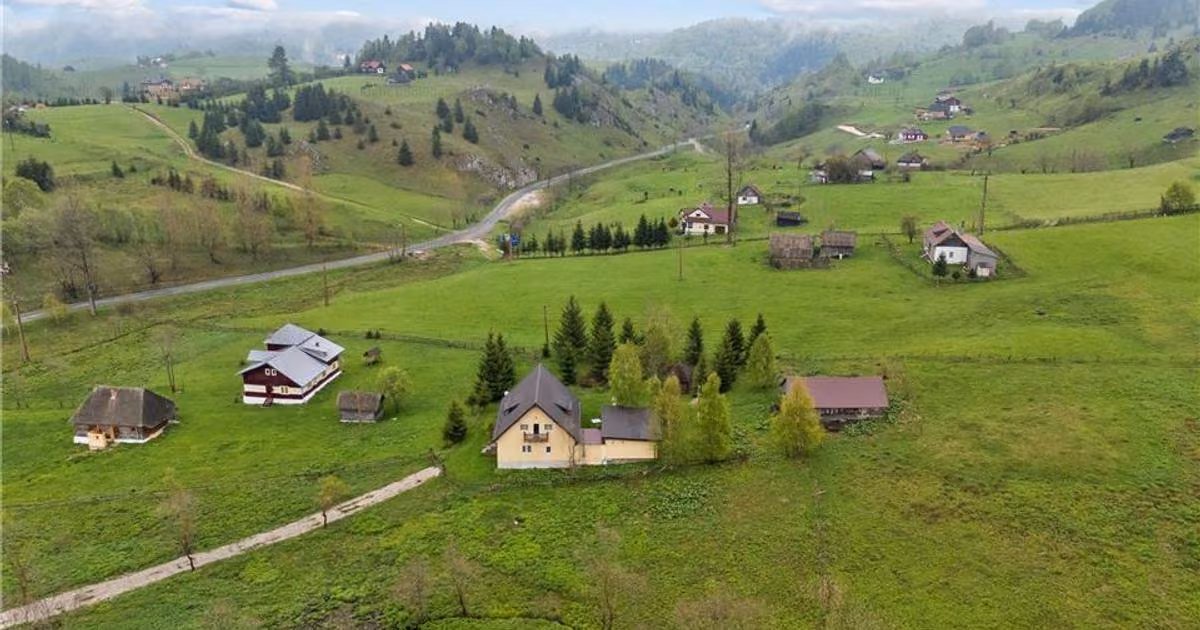 Teren intravilan de vânzare de 1355 mp, în Fundata