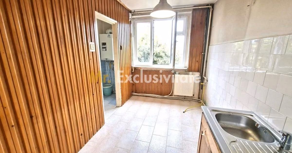 Apartament de vânzare cu 4 camere în zona Negru Vodă, Pitești