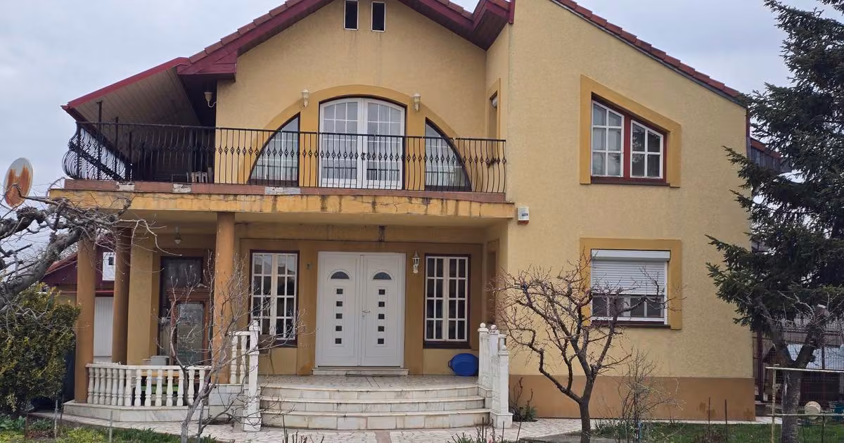 Casă individuală de vânzare cu 5 camere, mobilată în Petrești